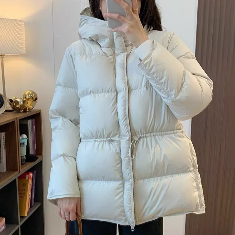 เสื้อแจ็คเก็ตดาวน์แบบมีฮู้ด คอลเลคชั่นฤดูหนาว 2025 ทรงเข้ารูป กระชับเอว ดูเพรียวบาง ทันสมัย ทรงพองหนา อินเทรนด์