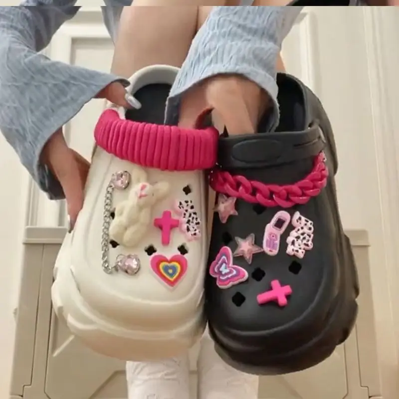 Zuecos de invierno y verano para mujer, plataforma impermeable para exteriores, zapatillas de playa, sandalias de diseñador negras con barba y dijes, zapatos Graden
