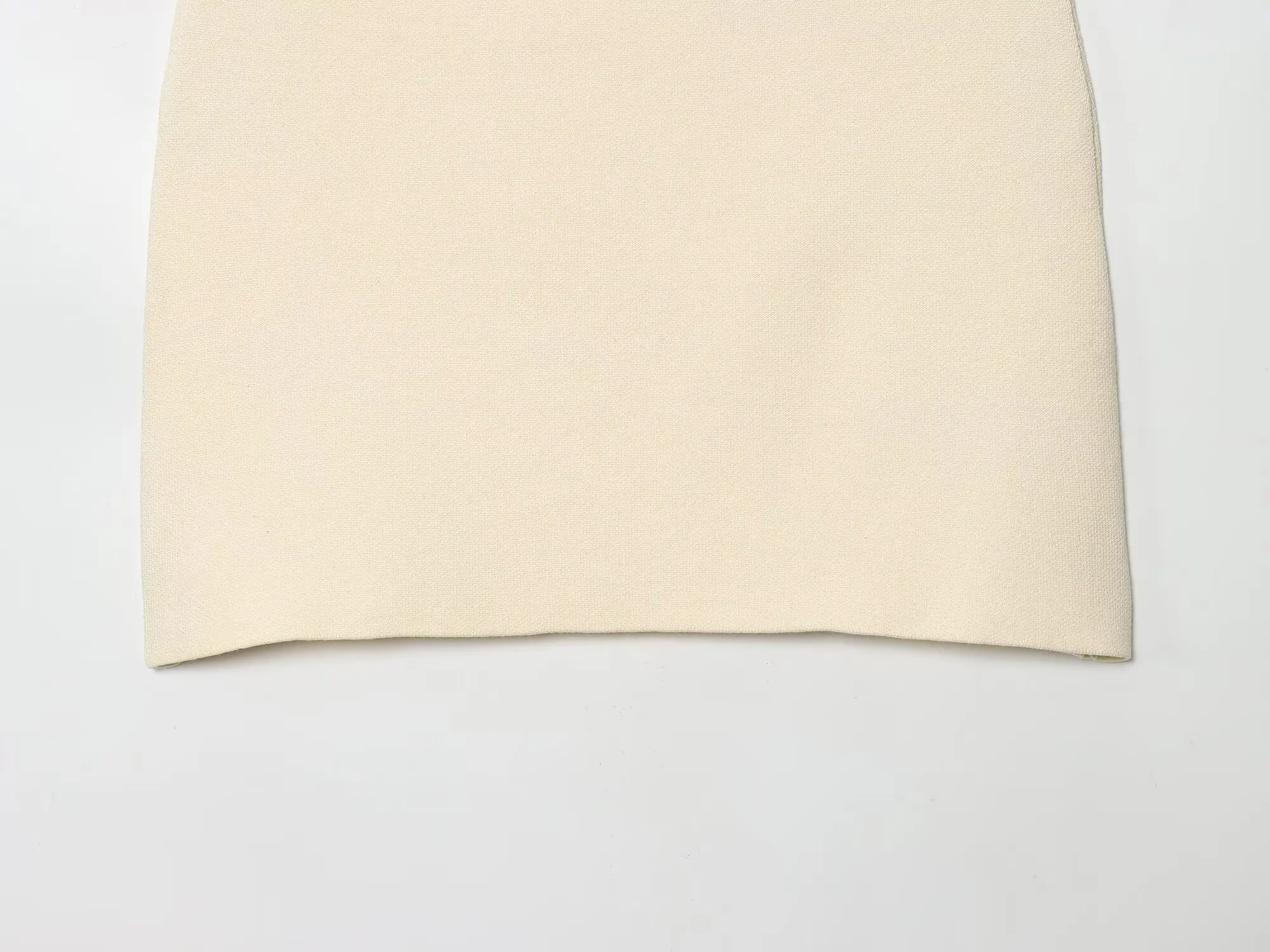 تنورة نسائية جديدة موديل 2025 باللون البيج مرنة عالية الخصر محبوكة تنورة صغيرة بإبرة مسطحة تنورة قصيرة أنيقة للخريف