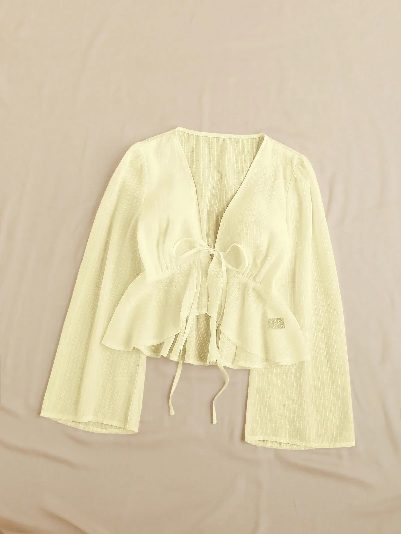 

Повседневная блузка с V-образным вырезом, расклешенными рукавами, завязками на талии и оборками по низу