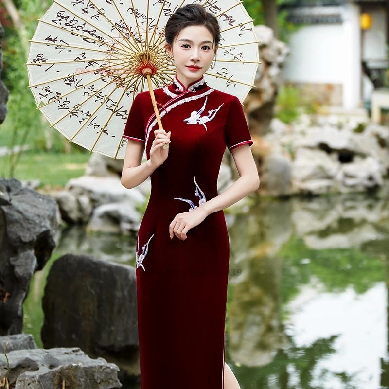 

Китайское винтажное платье 2025 года, улучшенное бархатное платье Cheongsam с национальной цветочной вышивкой, торжественное банкетное платье Ципао