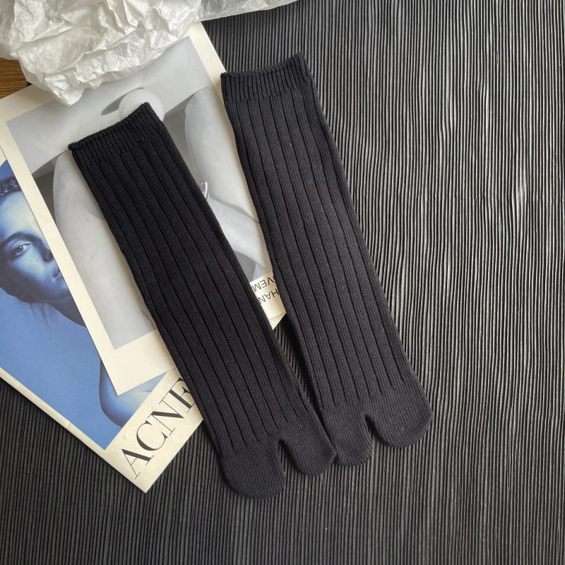 High Quality Cotton Women Two Toe Spring Autumn Winter Warm Socks Fashion Retro Striped Japanese Tabi Socks Thick Thread Needles