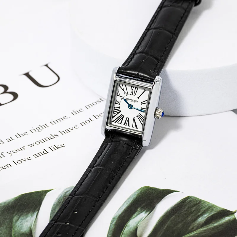 ساعة كوارتز نسائية راقية وبسيطة على شكل مربع مع ملمس فاخر قديم وصغير، مثالية للطلاب.