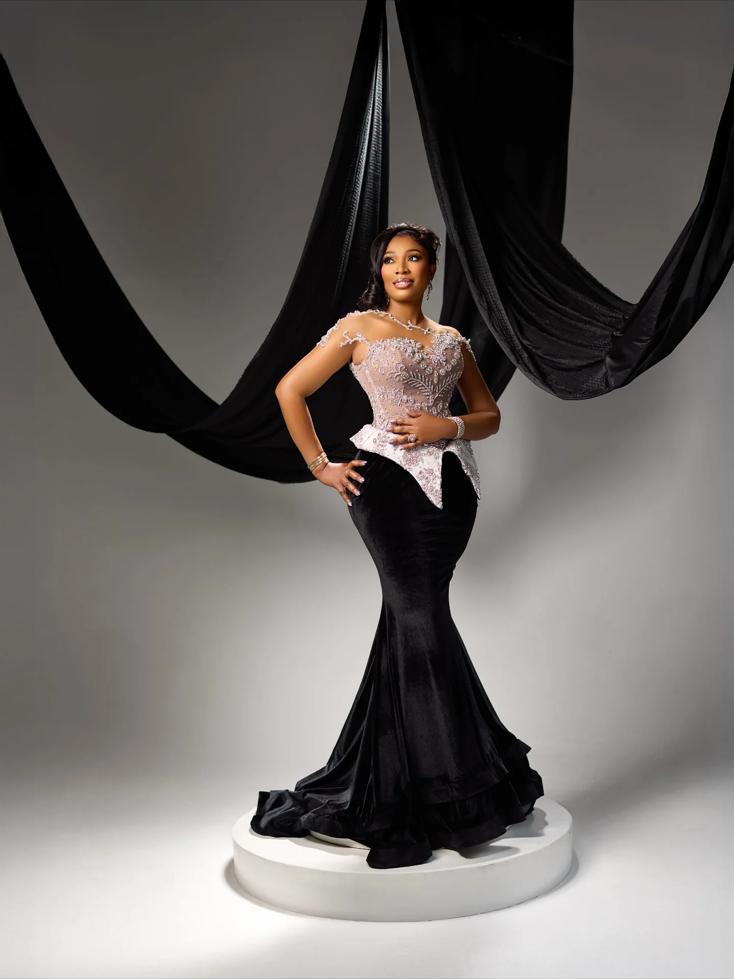 Vestidos de Noche de terciopelo negro de elegancia africana con cuentas cristales de cuello transparente vestido de cumpleaños negro para mujer vestido de novia Aso Ebi