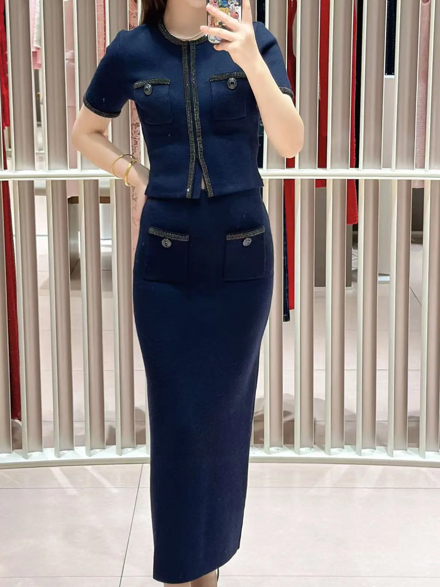 

Женский темно-синий костюм-двойка, короткий вязаный топ или тонкая юбка с карманами