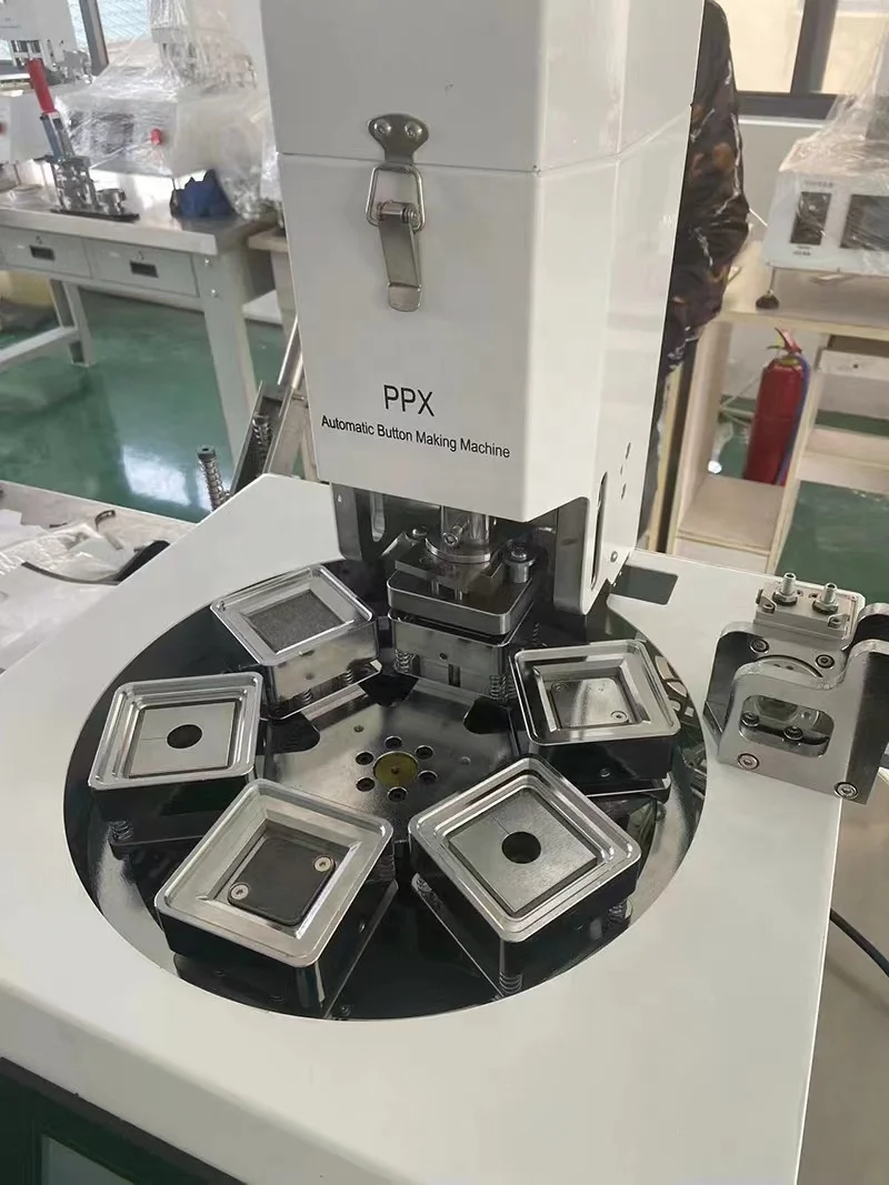 حجم المنتج 50*50 مللي متر (2*2 بوصة) ، آلة هوائية Ppx شبه أوتوماتيكية صنع شارة بدبوس مغناطيسية للثلاجة