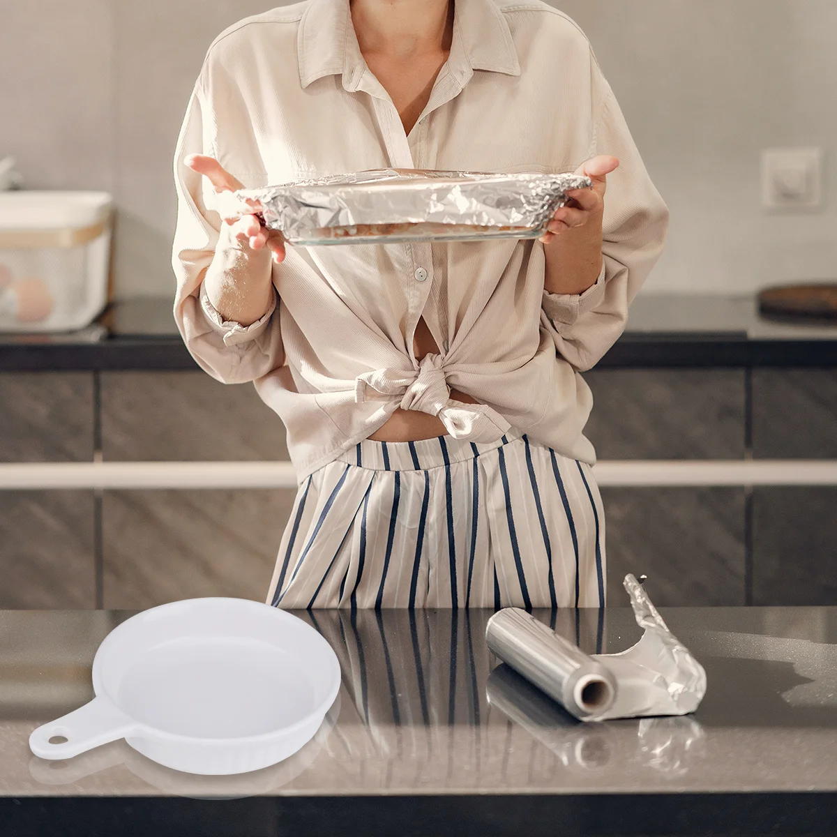 

1Pcs Round Ceramic Baking Pan White Elegant Ovenware Snack Plate for Kitchen Party Celebration Food Display Ceramic Tableware