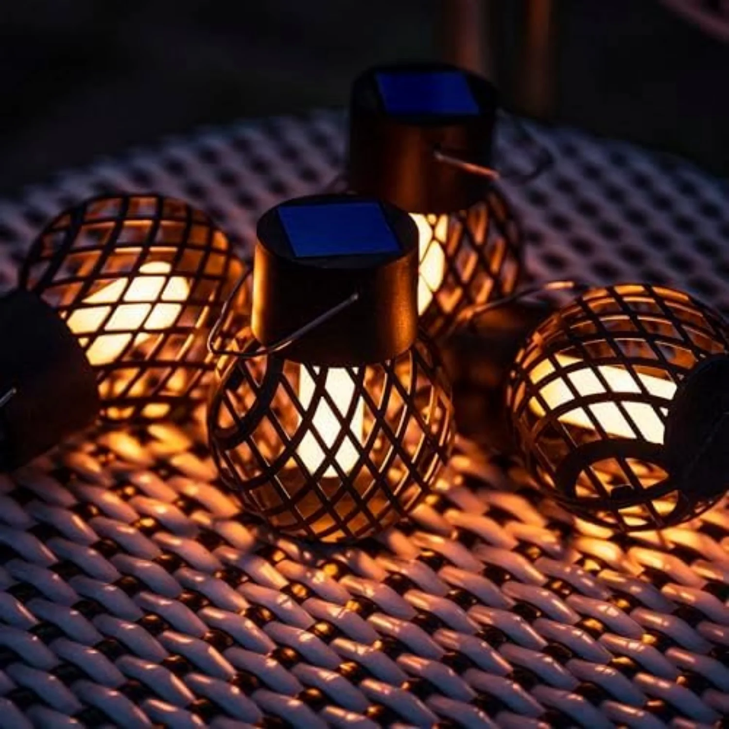 4 ชิ้นโคมไฟ LED พลังงานแสงอาทิตย์สร้างสรรค์กันน้ำตกแต่งสวนเปลวไฟโคมไฟคริสต์มาสตกแต่งลานแสงโดยรอบ
