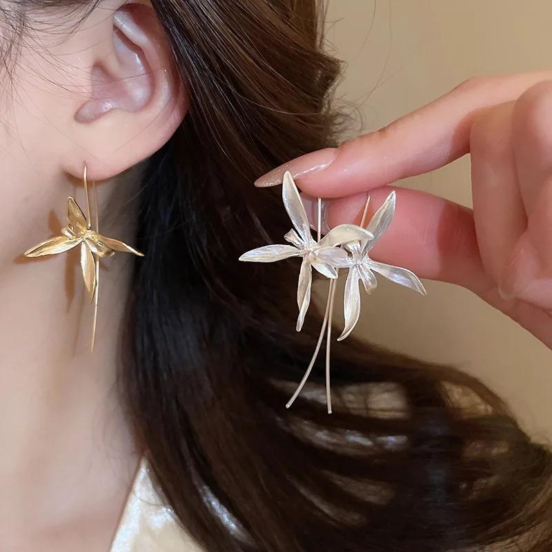 Light luxury high-end Retro Elegant Iris flower Earrings for Women Exquisite Romantic Temperament Creative Earrings Jewelry
