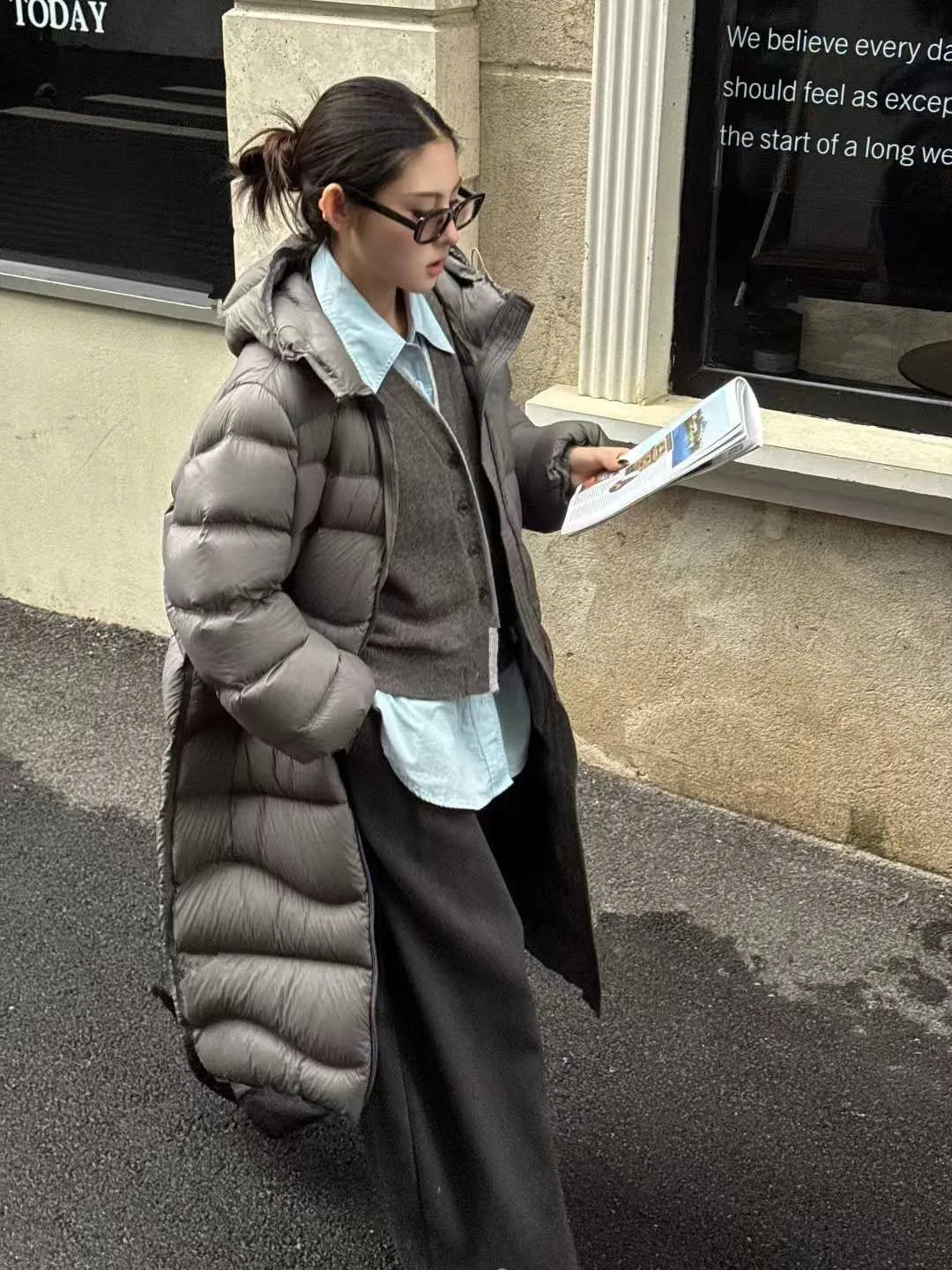 Abrigo largo de costilla de cerdo, chaqueta gruesa y cálida con capucha de plumón de pato blanco, chaqueta acolchada larga ondulada de plumón de pato blanco 90, nuevo estilo 2026