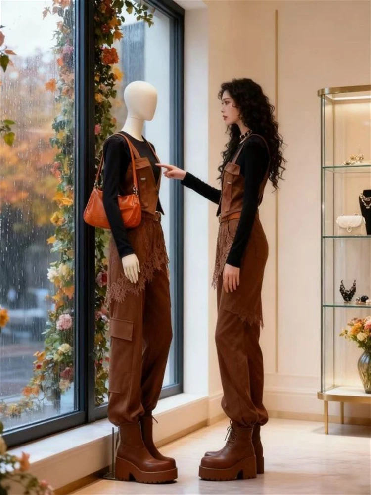 

Новинка ранней осени: винтажный комплект из двух предметов в университетском стиле — дышащие брюки и топ с круглым вырезом и коротким рукавом, имитирующий двухслойность.