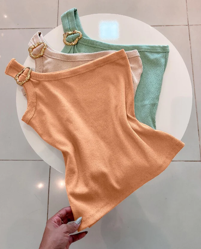 Top acanalado ajustado informal a la moda con decoración dorada de un solo hombro para mujer, nueva ropa de mujer para el verano 2025