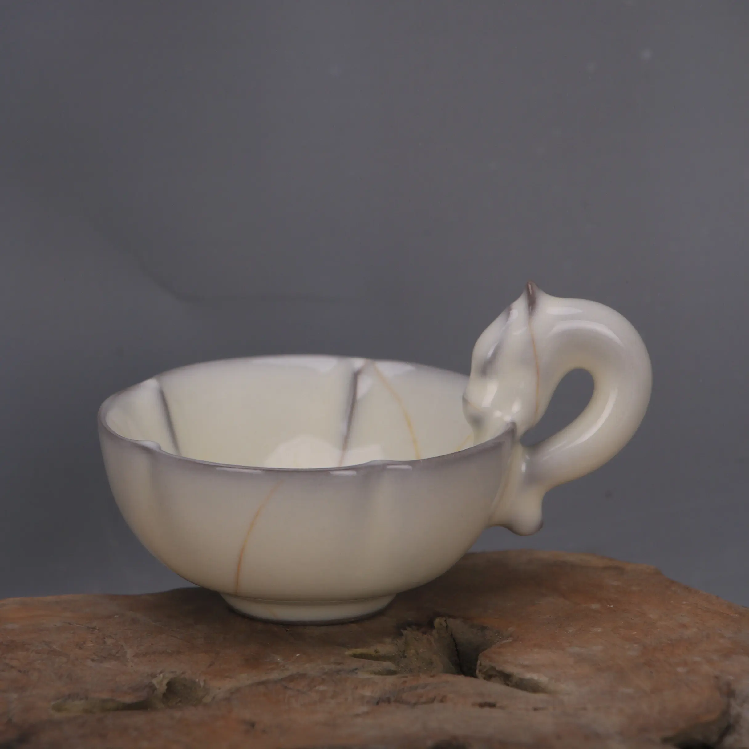 Song Dynasty Guan Ware Moon White Ice Crackle Dragon Handle Cup Iron Body Replica Chinese Porcelain Home Decor Gift