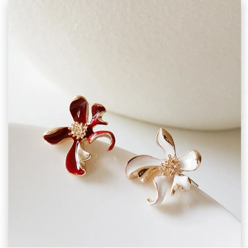 

Small Bohemia Style Fresh Sweet White Flower Stud Earrings Pastoral Style Ins Commuting Wine Red Oil-dripping Earrings for Women