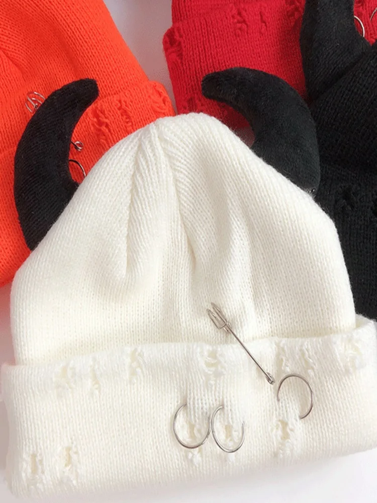 Neue Unisex Strickmütze mit Teufelshörnern Halloween Distressed Skull Cap Hip Hop Winter Warme Garnmütze für Männer Frauen – Detail 3