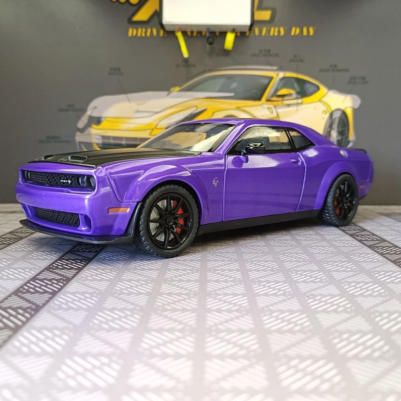 1:24 Simulated Dodge Hellcat alloy car model with doors that can open, sound and light feedback, sports car gift