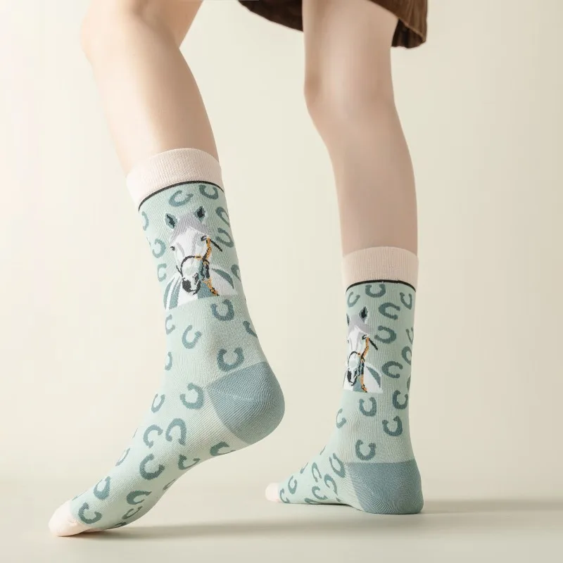 1/5 Pairs Frauen Pferd Druck Retro Mitte Rohr Baumwolle Socken Mode Street Style Schweiß Absorbieren Atmungsaktive Sport Freizeit Socken – Detail 5
