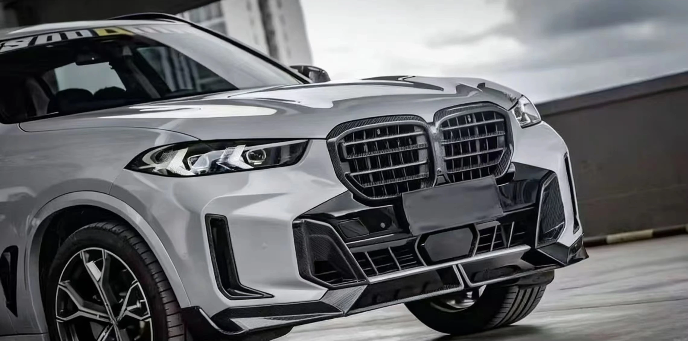 New High-quality Carbon Fiber MP Style Front Lip & Bumper Splitter for 23-series for G05 X5 LCI Bolt-On with Exhaust Cutouts