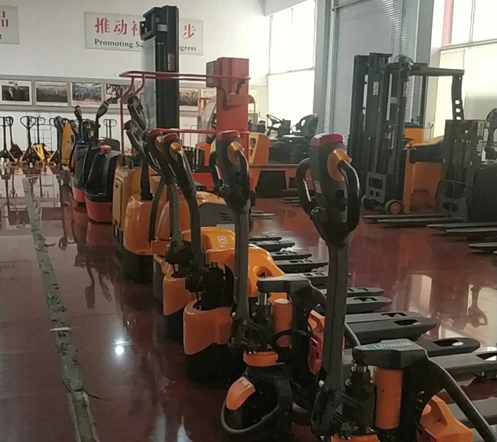 Transpalette électrique MOVMES, petite taille et rayon de braquage