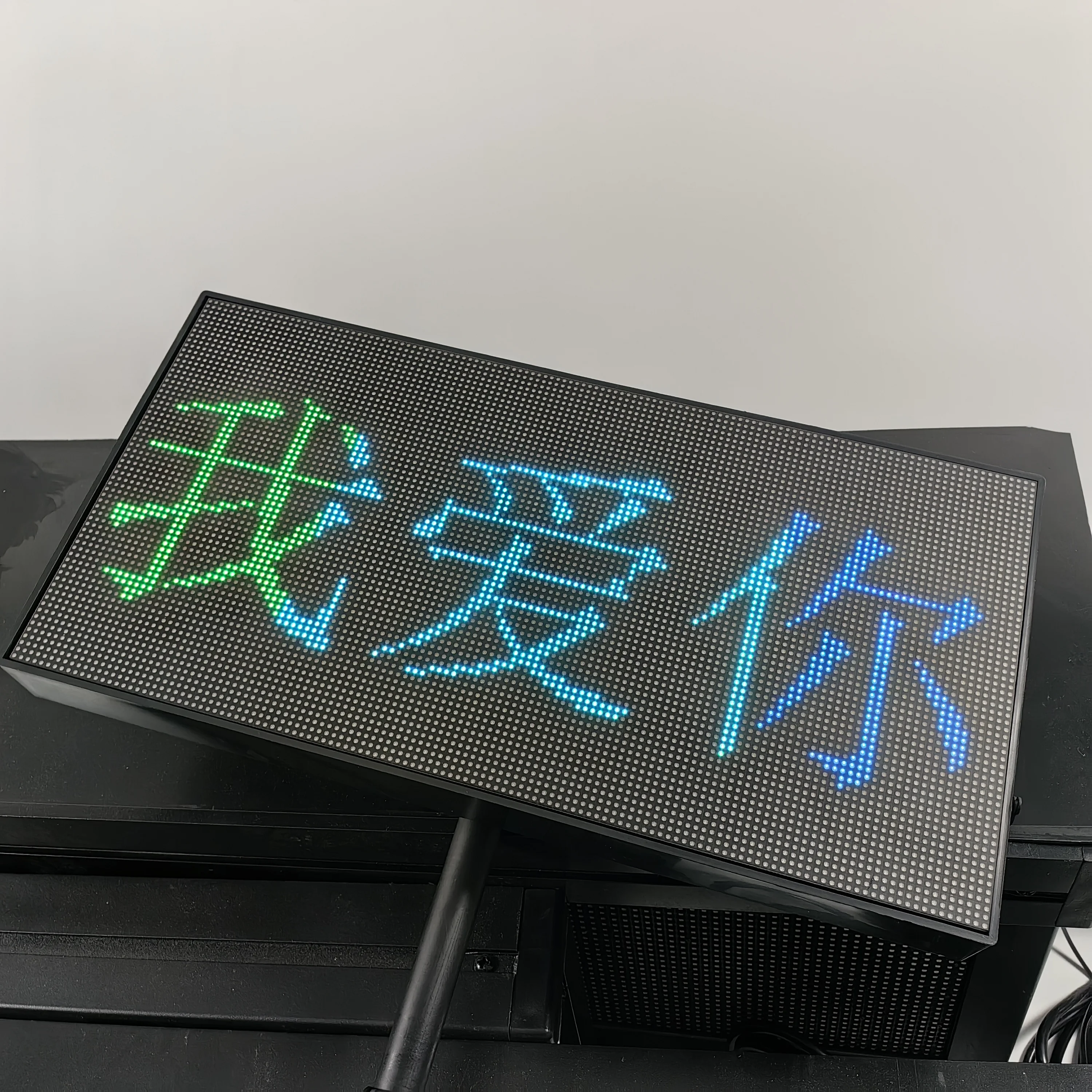 

Модная RGB прокрутка информации Ручной светодиодный дисплей Светодиодная вывеска Вечеринка Концерт Аэропорт Звезда Светодиодная табличка с именем