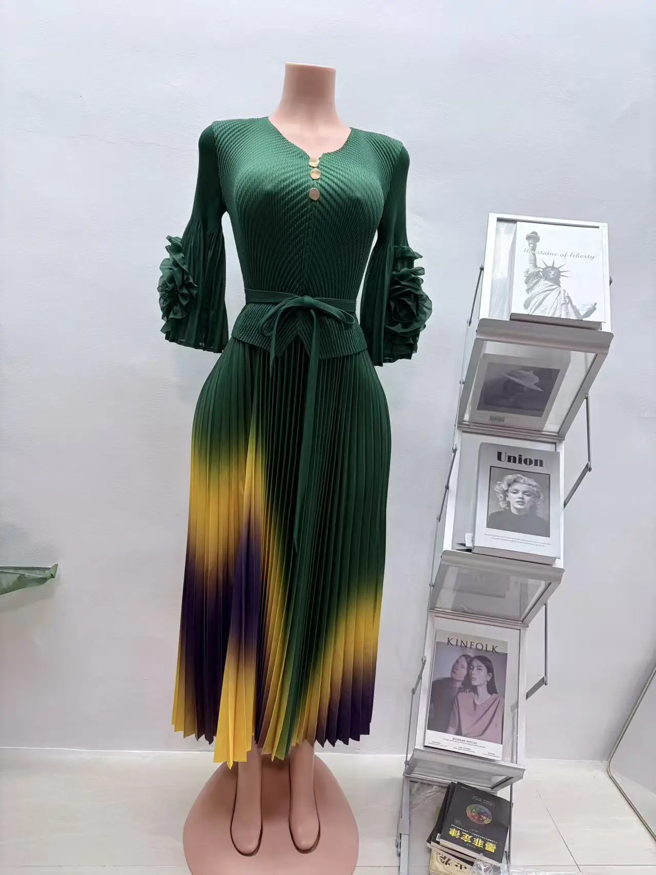 2025 New Miyake Fashion Flower Long-sleeved Strap Waist Gradual Change Color Pleated Dress Elegant Long Dress Women