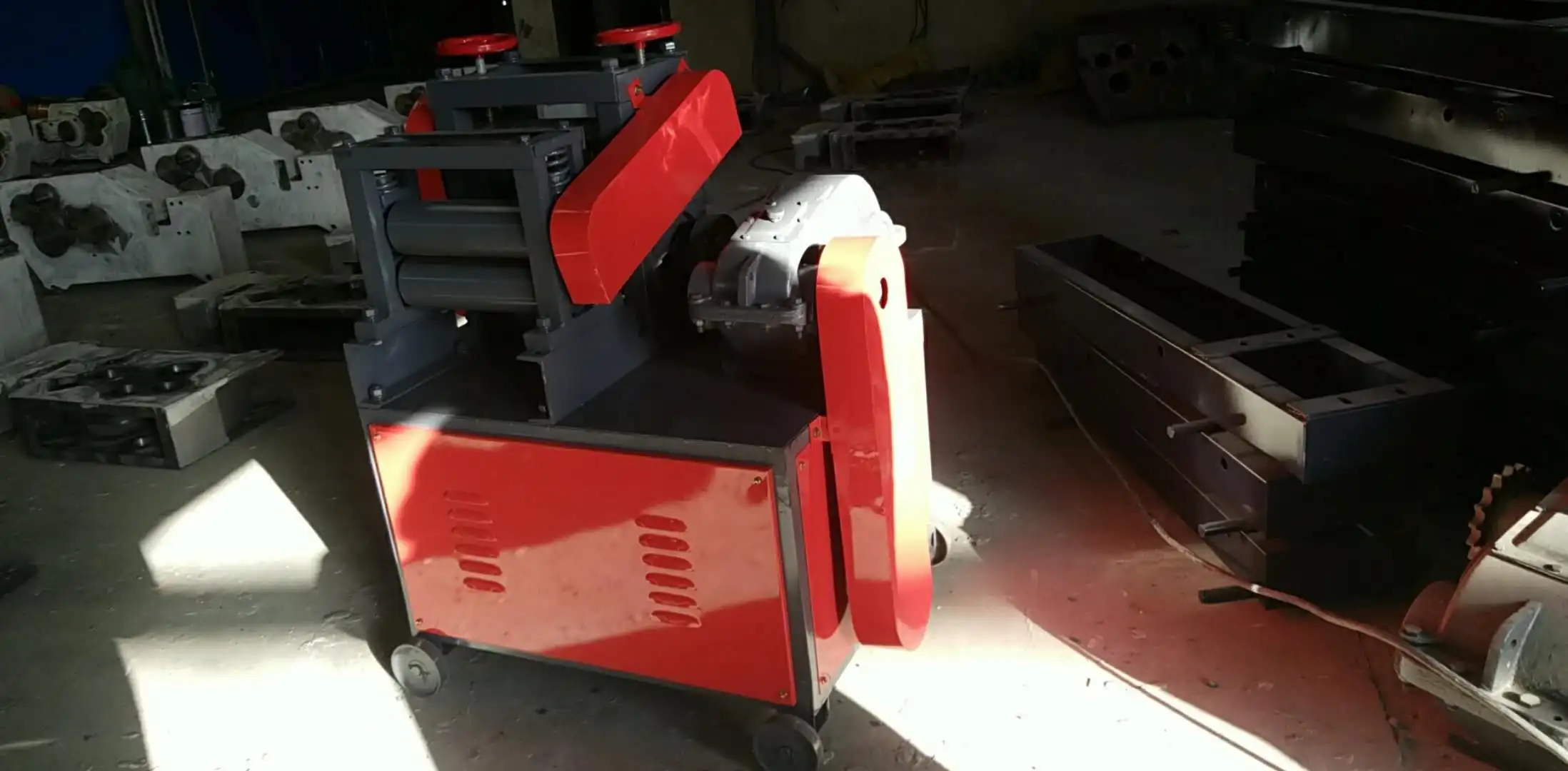 رائجة البيع آلة استقامة القضبان الفولاذية لإعادة تدوير حديد التسليح لفرد حديد التسليح القديم مع تصميم محرك مزدوج عالي الكفاءة