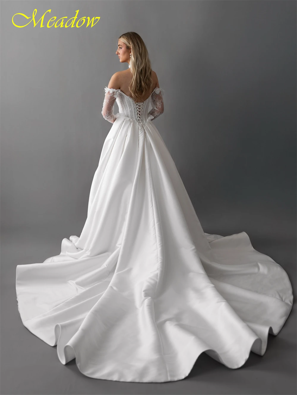 Aangepaste Charmante Witte Satijnen Trouwjurk Formele Sweetheart Lange Mouwen Bruidsjurken Zachte A-lijn Hof Trein Robe de mariée