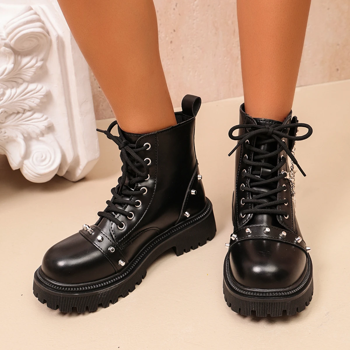 Motorcycle Chain - Sepatu Bot Pendek Wanita dengan Gesper