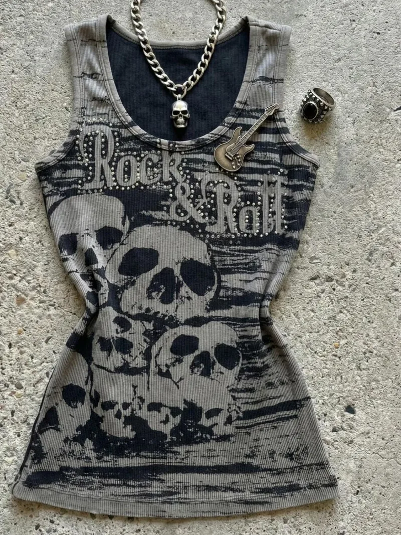Camiseta sin mangas con cuello redondo y estampado completo de calaveras y letras grises, estilo Y2K, subcultura punk, chica guapa de Shibuya, Japón, ropa vintage para mujer