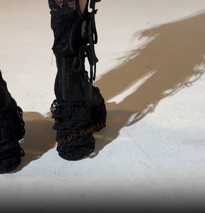 مضخة دانتيل مكشكشة بكعب عالٍ مكتنز باللون الأسود مع أشرطة بإبزيم للكاحل تصميم مجوف للنساء أحذية بكعب عالي
