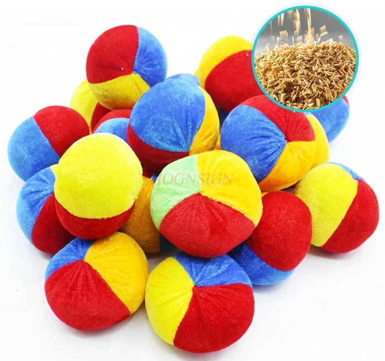 Jogando sacos de areia, jogando pratos, crianças jogando sacos de areia, adereços, pratos de alvo, jogos divertidos, brinquedos