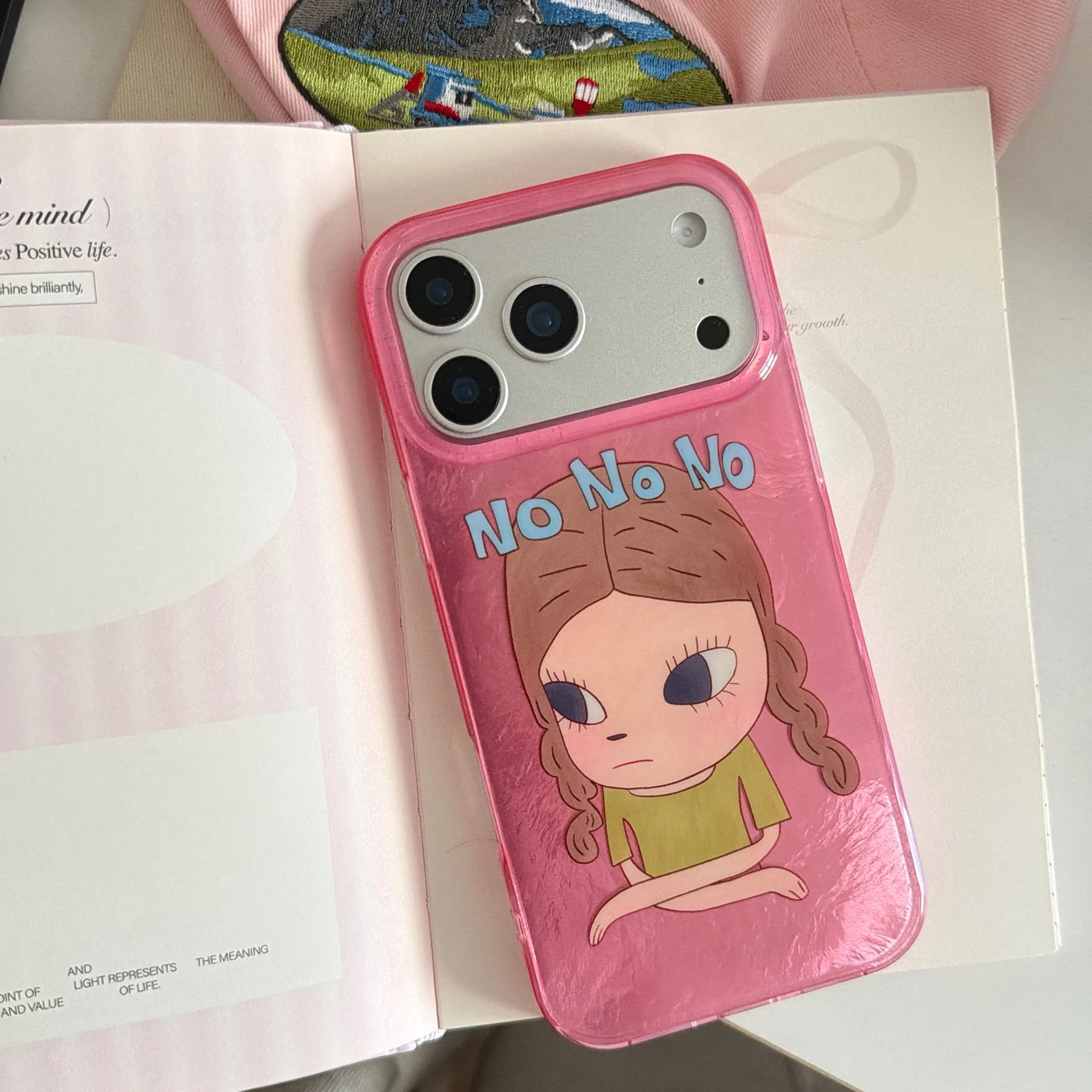 Capa Rígida Fofa de Anime para iPhone 17 16 15 14 13 Pro Max Rosa com Desenho de Cachorrinho e Menina com Tranças Duplas