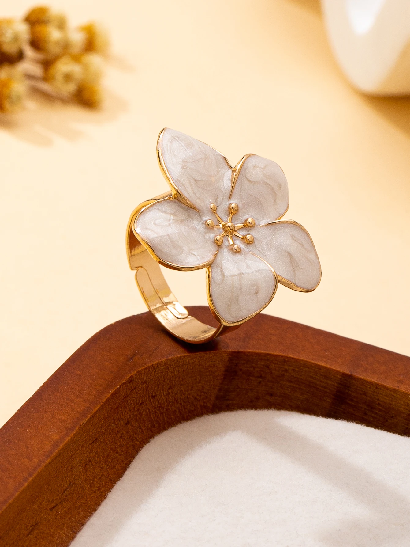 Vintage White Enamel Flower Open Ring for Women, Gold Petal Floral Adjustable Statement Ring, Party and Daily Fashion Jewelry
