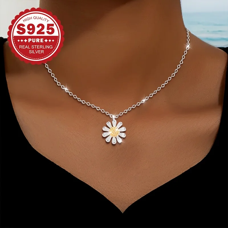 A fashionable women's necklace, featuring an S925 silver daisy pendant, suitable for wearing on various occasions