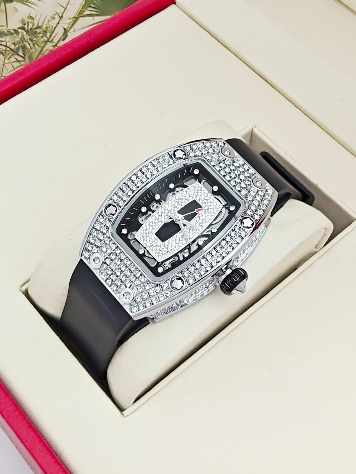 新しいトレンドのラインストーンがちりばめられた女性用クォーツ時計、ユニークな樽型文字盤、正確なクォーツムーブメントを搭載したファッショナブルな女性用時計、安定した長持ちする時間表示、防水性と耐傷性に優れた合金ケース、柔らかいラバーストラップ、甘くてクールなスタイル、日常使いに多用途、外出時に目を引く、ニッチな高級感、インターネットセレブの注目アイテム、ギフトや個人用に最適、女性用腕時計