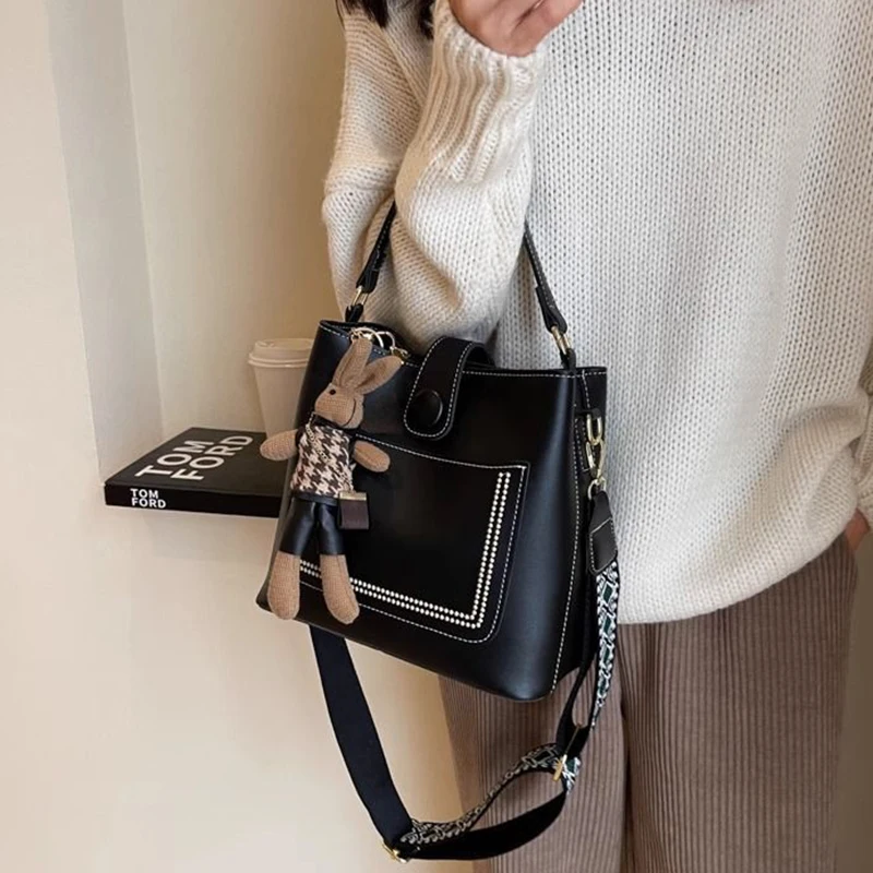 Single Shoulder Small Bag for Women in Spring  New High-end Texture Fashionable Design Crossbody Bag Retro Hand-held Bucket Bag
