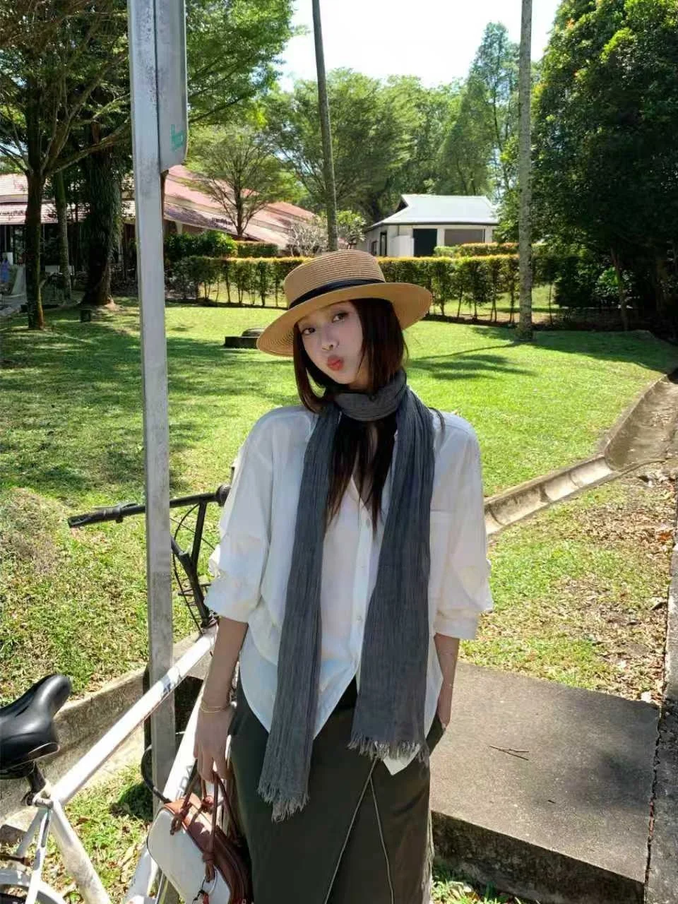 

Женская свободная блузка больших размеров с рукавами-фонариками, повседневная, однотонная, весенняя, новая модная, омолаживающая, универсальная, стройнящая.