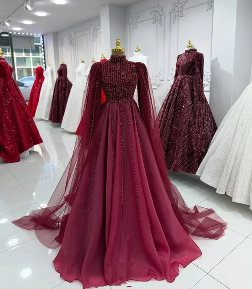 Burgunderrotes glitzerndes muslimisches Kaftan-Abschlussballkleid mit Cape-Gillter-Applikation, Stehkragen, langen Ärmeln, Kaftan-Abendkleid nach Maß