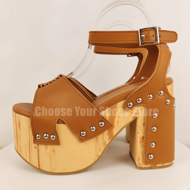 Рисунок 3 - Коричневые босоножки на платформе