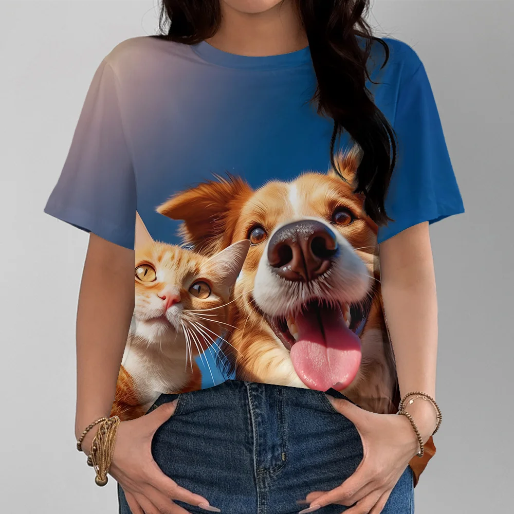 Camiseta de mujer azul con estampado de perro y gato juguetón, tema informal, moda cómoda, manga corta azul de verano