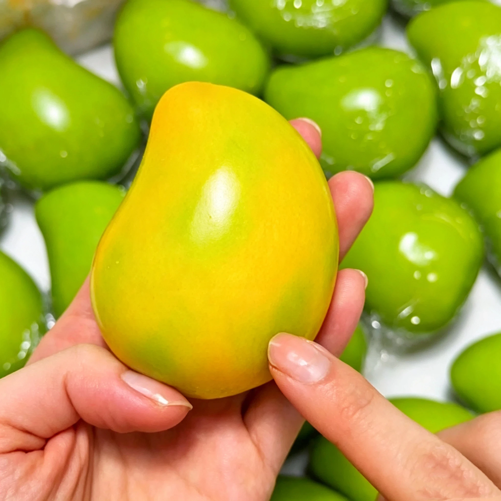 1PCS Handmade Crispy Mango Stress Ball Squeeze Toy Color-Changing Mango Fidget Ball ASMR Sensory Stress Relief Toy