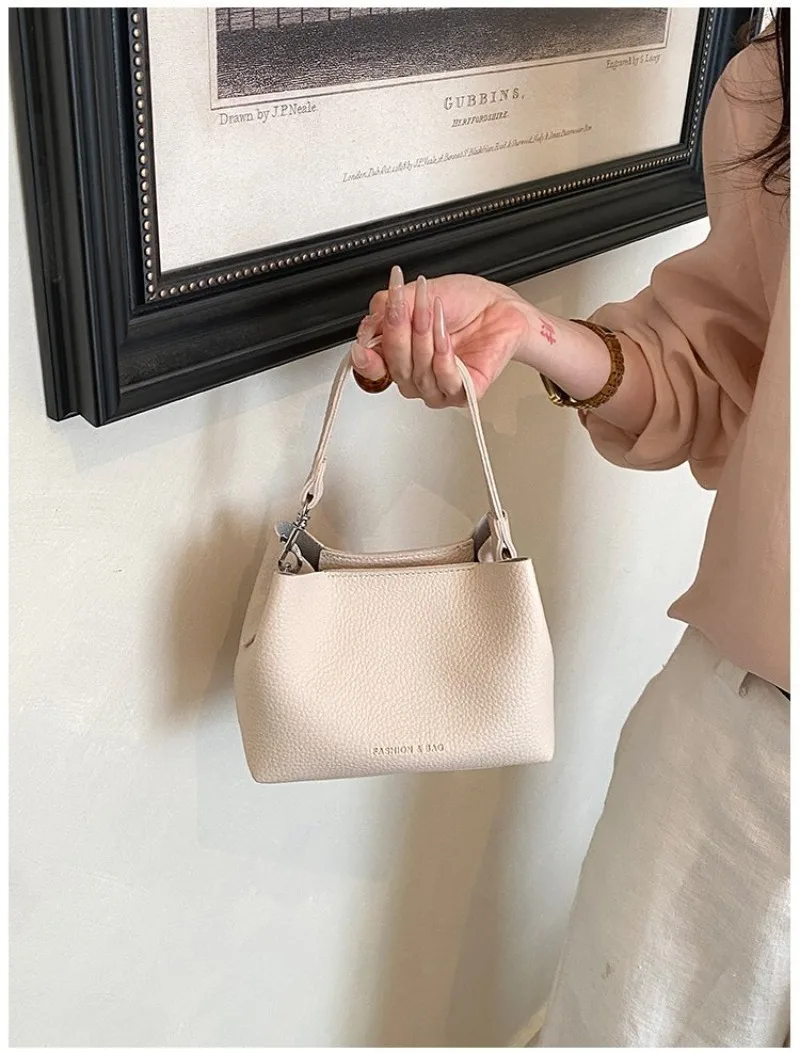 CEEKAY Minimalistische Mini-Eimertasche aus genarbtem, lederähnlichem Leder mit Aufdruck, leicht und tragbar, als Umhängetasche oder Schultertasche für Kaffeebraun – Detail 12