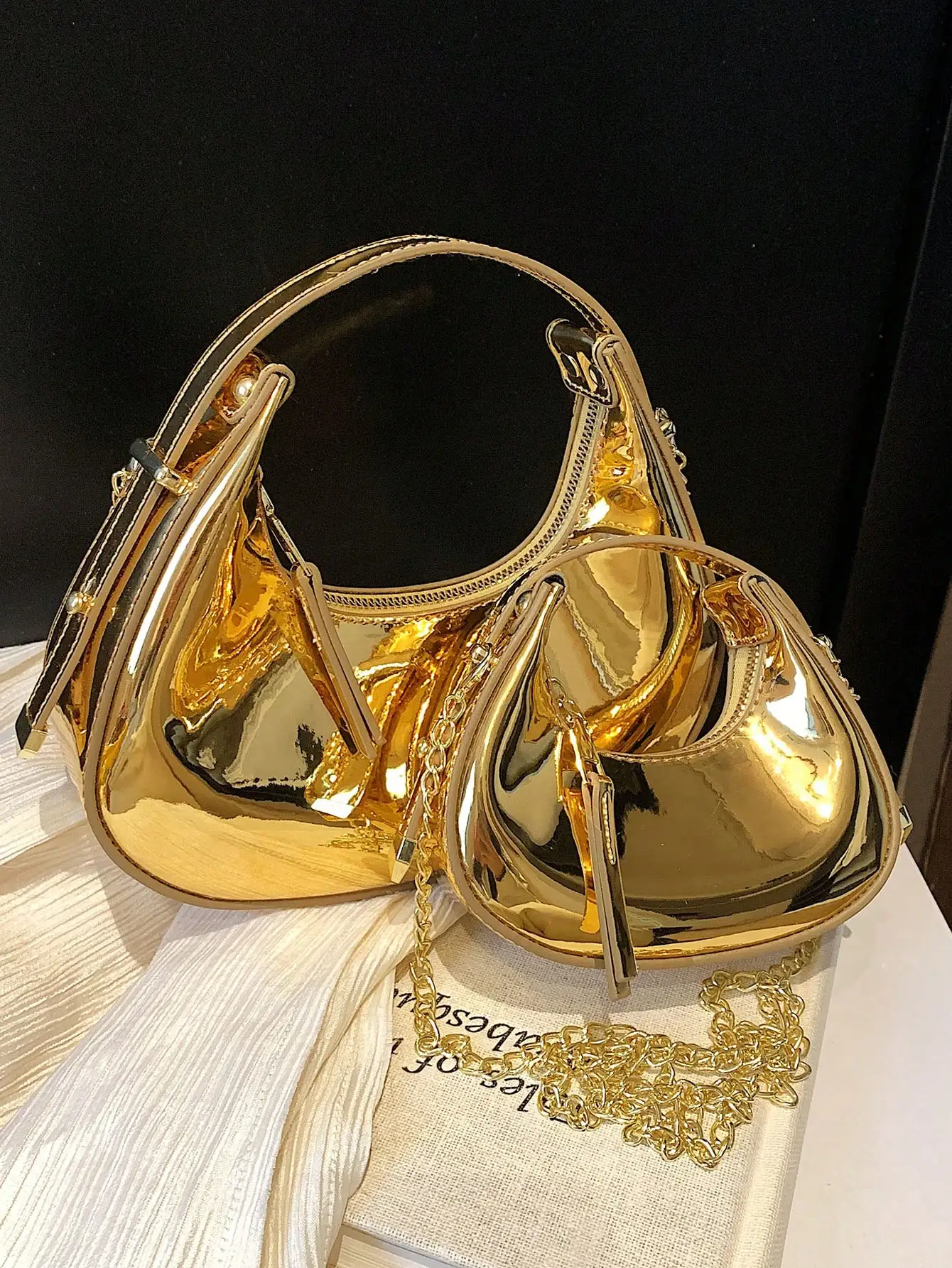 

Блестящая золотистая мини-сумочка в форме полумесяца с цепочкой, ручкой и возможностью ношения через плечо