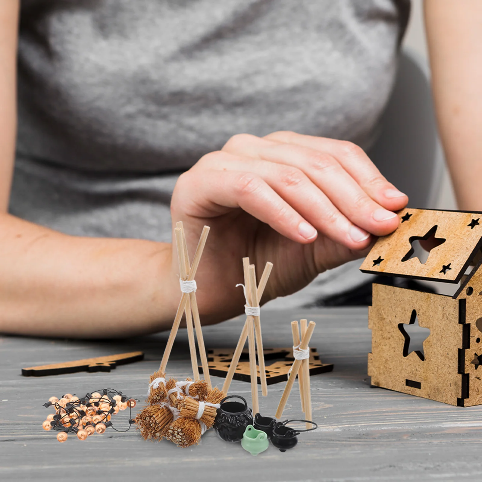 ชุดจำลองกองไฟขนาดเล็ก ของตกแต่งบ้าน ชุดเตาไม้จำลองสมจริง หม้อต้ม ของตกแต่งบ้านตุ๊กตาธีมฮาโลวีน