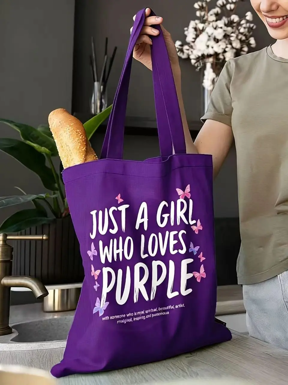 1 Stück Canvas-Einkaufstasche mit Schmetterlingsdruck – leichte, wiederverwendbare Umhängetasche mit inspirierendem Zitat „Just a Girl Who Loves Purple“. – Detail 1