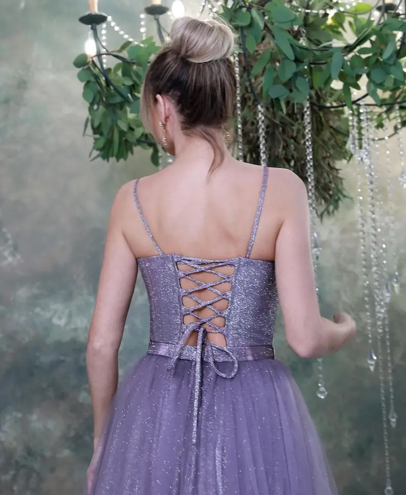 Vestido de cóctel de Año Nuevo con corsé brillante. Vestido festivo de punto brillante con falda de tul y espalda con cordones.