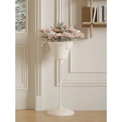 Estante de flores de crema, armario de TV de pie para piso de sala de estar, arte de hierro de lujo ligero, estante de maceta de flores suculentas y minimalistas para interiores