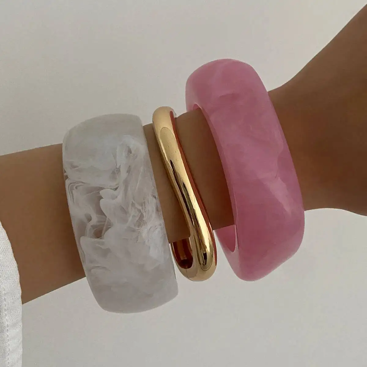 PuRui 3 أنماط بوهيميا مزاجه الوردي الأبيض الراتنج سميكة واسعة الإسورة للنساء العصرية غير النظامية التراص سوار حلية مجوهرات