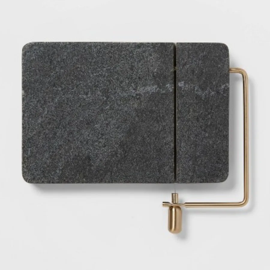 

Разделочная доска для нарезки мраморного сыра размером 9 x 6 дюймов — прямоугольная с слегка изогнутыми краями из мрамора.