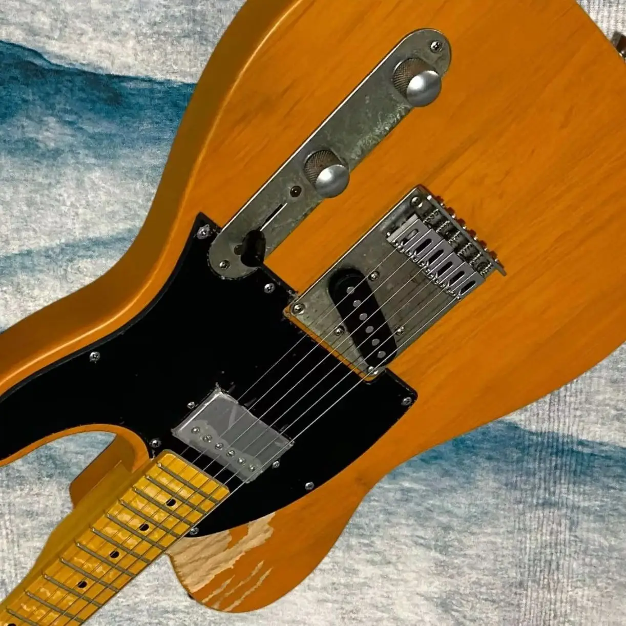 

Hot Sale Electric Guitars Alder Body Maple Fretboard Transparent Yellow Color